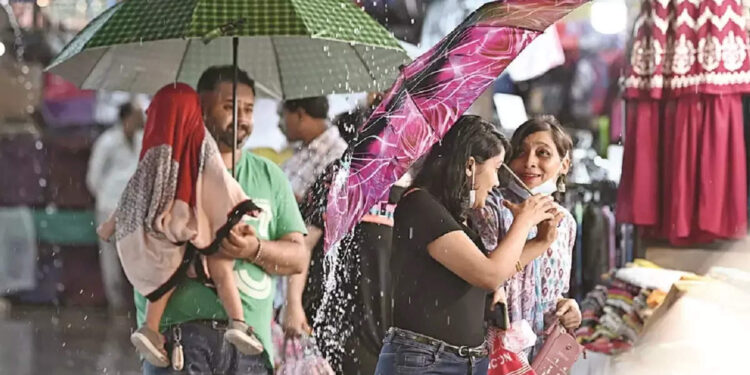 കാലവർഷം-കനക്കുന്നു;-ശക്തമായ-മഴ-തുടരും,-12-ജില്ലകളിൽ-യെല്ലോ-അലേർട്ട്