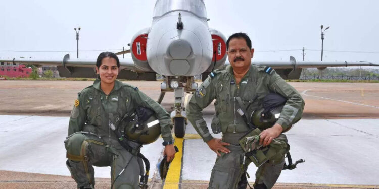 പൈലറ്റുമാരായ-അച്ഛനും-മകളും-ഒരുമിച്ച്-യുദ്ധവിമാനം-പറത്തി;-ചരിത്ര-മുഹൂര്‍ത്തത്തിന്-സാക്ഷ്യം-വഹിച്ച്-ഇന്ത്യന്‍-വ്യോമസേന