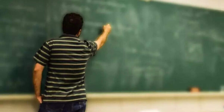 ക്ലാസ്-എടുത്തപ്പോള്‍-വിദ്യാര്‍ത്ഥികള്‍-ഹാജരായില്ല,-ശമ്പളമായി-കിട്ടിയ-23-ലക്ഷം-തിരികെ-നല്‍കി-കോളേജ്-അധ്യാപകന്‍
