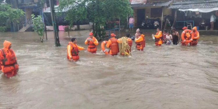 ഇത്-തെലങ്കാനയിലെ-ബാഹുബലി;-കുഞ്ഞിനെ-അതിസാഹസികമായി-രക്ഷിച്ച്-രക്ഷാപ്രവര്‍ത്തകന്‍,-വൈറലായി-തെലങ്കാനയിലെ-വീഡിയോ