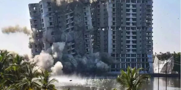 മരട്-അനധികൃത-ഫ്ലാറ്റുകൾ:-ഉത്തരവാദികൾ-കമ്പനികളല്ല,-ഉദ്യോഗസ്ഥർ;-മരട്-നഗരസഭയ്ക്കെതിരെ-സുപ്രീം-കോടതി-സമിതി