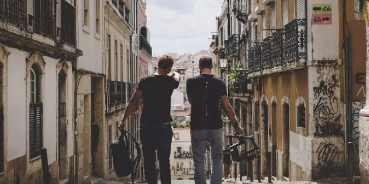 സൊമാറ്റോ-ജീവനക്കാരന്റെ-കൈ-പിടിച്ച്-സ്വിഗ്ഗി-ജീവനക്കാരന്റെ-യാത്ര;-ഈ-സൗഹൃദം-നിങ്ങളുടെ-മനസ്-നിറയ്ക്കും