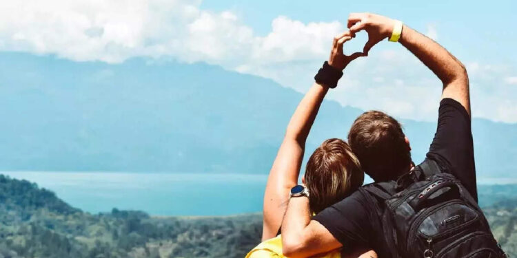 ഭാര്യയുടെ-മുഖം-അച്ചടിച്ച-തലയിണയുമായി-യാത്ര;-ഇവനാണെടാ-ഈ-വര്‍ഷത്തെ-ഏറ്റവും-മികച്ച-ഭര്‍ത്താവ്,-വൈറലായി-ചിത്രങ്ങള്‍