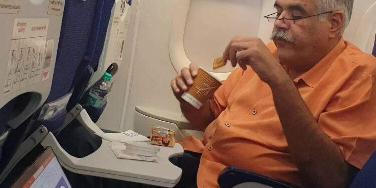 സിമ്പിള്‍-ആന്‍ഡ്-ഹമ്പിള്‍;-വിമാനത്തിലിരുന്ന്-ചായയില്‍-ബിസ്‌കറ്റ്-മുക്കി-കഴിക്കുന്ന-ഇന്‍ഡിഗോ-എംഡിയുടെ-ചിത്രങ്ങള്‍-വൈറല്‍