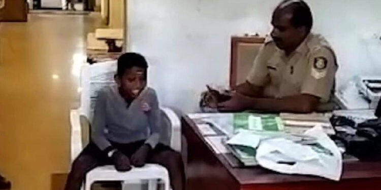 പൊലീസ്-സ്റ്റേഷനിൽ-തുടിതാളവുമായി-കൊച്ചുമിടുക്കൻ,-താളം-പിടിക്കാൻ-സ്റ്റൂൾ-നൽകി-പൊലീസുകാര്‍,-ഈ-ചെക്കൻ-ആള്-പൊളിയാ!-വൈറലായി-വീഡിയോ!