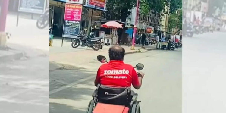 പ്രതിസന്ധികളെ-അതിജീവിച്ച്-സൊമാറ്റോ-ജീവനക്കാരന്‍-ഗണേഷ്;-അഭിനന്ദിച്ച്-സോഷ്യല്‍-മീഡിയ