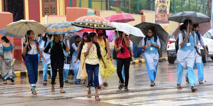 കനത്ത-മഴ-തുടരുന്നു;-എട്ട്-ജില്ലകളിലെ-വിദ്യാഭ്യാസ-സ്ഥാപനങ്ങൾക്ക്-ഇന്ന്-അവധി