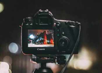 ‘അച്ഛാ-ഫോട്ടോ-എടുക്ക്’,-സ്‌റ്റേജില്‍-നിന്ന്-പാട്ട്-പാടുന്നതിനിടയ്ക്ക്-ഈ-കൊച്ചു-മിടുക്കന്‍-പറഞ്ഞത്-കേട്ടോ;-പൊട്ടി-ചിരിച്ച്-സോഷ്യല്‍-മീഡിയ