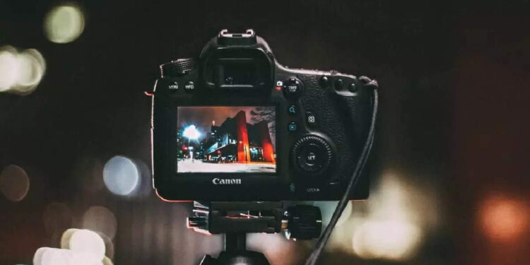 ‘അച്ഛാ-ഫോട്ടോ-എടുക്ക്’,-സ്‌റ്റേജില്‍-നിന്ന്-പാട്ട്-പാടുന്നതിനിടയ്ക്ക്-ഈ-കൊച്ചു-മിടുക്കന്‍-പറഞ്ഞത്-കേട്ടോ;-പൊട്ടി-ചിരിച്ച്-സോഷ്യല്‍-മീഡിയ