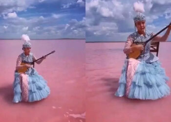 പിങ്ക്-തടാകത്തിലിരുന്ന്-അതിമനോഹര-ഗാനം-ആലപിക്കുന്ന-പെണ്‍കുട്ടി;-എവിടെയാണ്-ഈ-സ്ഥലമെന്ന്-അത്ഭുതപ്പെട്ട്-കാഴ്ചക്കാര്‍