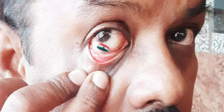 കണ്ണിനുള്ളില്‍-ദേശീയ-പതാകയുടെ-ചിത്രം;-കലാകാരന്റെ-സൃഷ്ടി-സോഷ്യല്‍-മീഡിയയില്‍-തരംഗമാകുന്നു