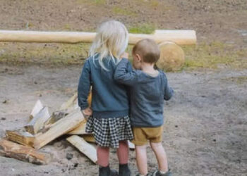 വെള്ളക്കെട്ട്-മുറിച്ച്-കടക്കാന്‍-കഴിയാതെ-രണ്ട്-കുഞ്ഞുങ്ങള്‍;-പിന്നെ-സംഭവിച്ചത്-കണ്ടോ?