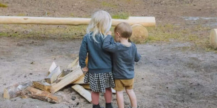 വെള്ളക്കെട്ട്-മുറിച്ച്-കടക്കാന്‍-കഴിയാതെ-രണ്ട്-കുഞ്ഞുങ്ങള്‍;-പിന്നെ-സംഭവിച്ചത്-കണ്ടോ?