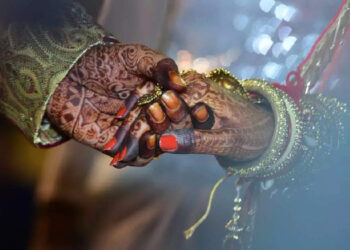 വിവാഹ-മണ്ഡപത്തില്‍വെച്ച്-വരന്റെ-കരണത്തടിച്ച്-വധു;-വീഡിയോ-കണ്ട്-പൊട്ടി-ചിരിക്കുകയാണ്-സോഷ്യല്‍-മീഡിയ