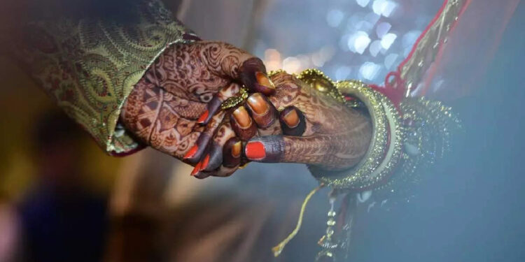 വിവാഹ-മണ്ഡപത്തില്‍വെച്ച്-വരന്റെ-കരണത്തടിച്ച്-വധു;-വീഡിയോ-കണ്ട്-പൊട്ടി-ചിരിക്കുകയാണ്-സോഷ്യല്‍-മീഡിയ