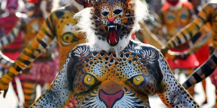 പുലിക്കളിക്കാര്‍ക്കൊപ്പം-നൃത്തം-ചെയ്ത്-കുരുന്ന്;-വൈറലായി-വീഡിയോ