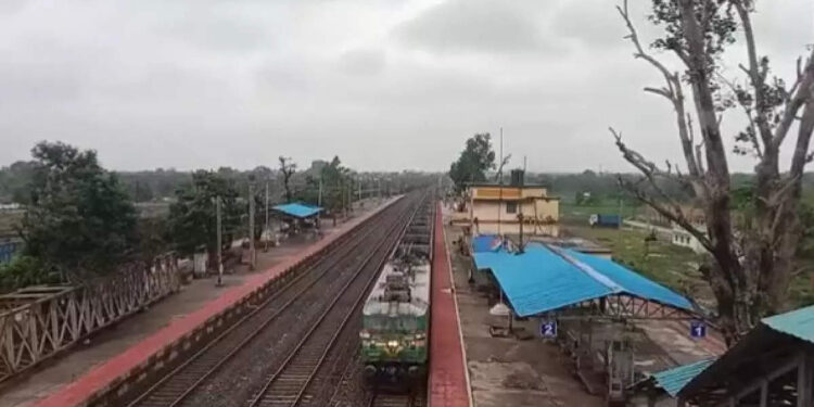 കൂകി-പായും-സൂപ്പര്‍-വാസുകിയാണ്-താരം;-ചരിത്രം-കുറിച്ച്-ഇന്ത്യയുടെ-3.5-കിലോമീറ്റര്‍-നീളമുള്ള-ചരക്ക്-തീവണ്ടി