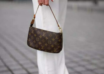 മുന്‍-കാമുകിയുടെ-ലൂയിസ്-വിറ്റണ്‍-ബാഗിൽ-മൂത്രം-ഒഴിച്ചു,-പുലിവാല്‍-പിടിച്ച്-കാമുകന്‍