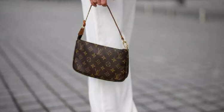മുന്‍-കാമുകിയുടെ-ലൂയിസ്-വിറ്റണ്‍-ബാഗിൽ-മൂത്രം-ഒഴിച്ചു,-പുലിവാല്‍-പിടിച്ച്-കാമുകന്‍