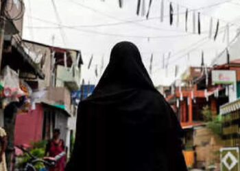 കാമുകിയുടെ-നിര്‍ദേശപ്രകാരം-പറുദ-ധരിച്ച്-യുവാവ്-എത്തി;-ഒടുവില്‍-പൊലീസ്-പിടിയില്‍