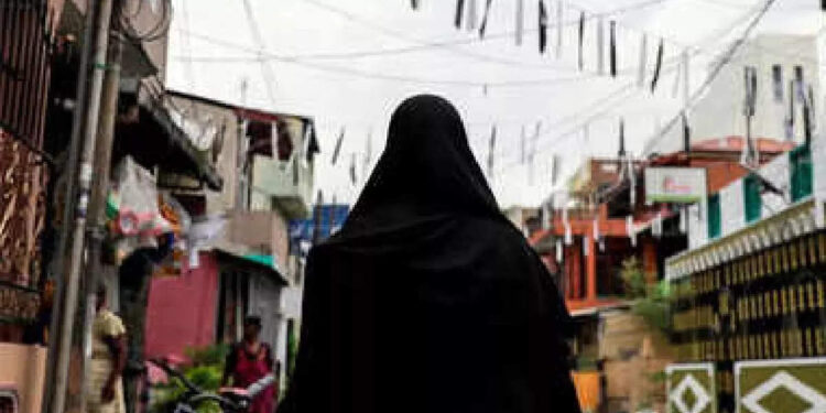 കാമുകിയുടെ-നിര്‍ദേശപ്രകാരം-പറുദ-ധരിച്ച്-യുവാവ്-എത്തി;-ഒടുവില്‍-പൊലീസ്-പിടിയില്‍