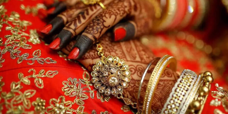 മകളുടെ-കാല്‍-കഴുകിയ-പാല്‍-കുടിച്ച്-മാതാപിതാക്കള്‍;-ഇന്റര്‍നെറ്റില്‍-ഭിന്നാഭിപ്രായം,-വീഡിയോ-വൈറല്‍