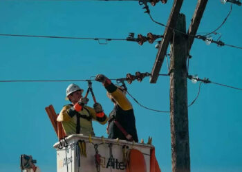 ഹെല്‍മെറ്റ്-വയ്ക്കാത്തതിന്-പിഴ-അടിച്ചു;-പൊലീസ്-സ്റ്റേഷന്‍-ഇരുട്ടിലാക്കി-ലൈന്‍മാന്‍