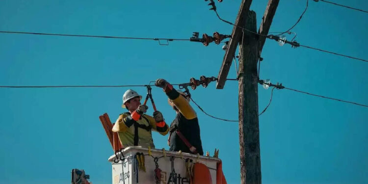 ഹെല്‍മെറ്റ്-വയ്ക്കാത്തതിന്-പിഴ-അടിച്ചു;-പൊലീസ്-സ്റ്റേഷന്‍-ഇരുട്ടിലാക്കി-ലൈന്‍മാന്‍