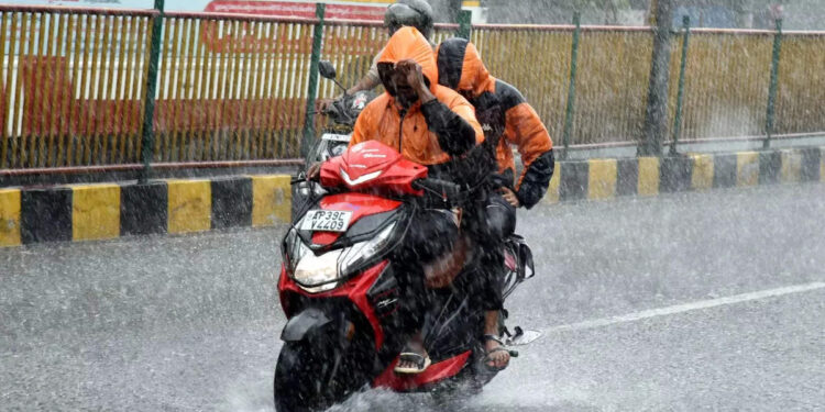 സംസ്ഥാനത്ത്-അതിശക്തമായ-മഴയ്ക്ക്-സാധ്യത;-മൂന്ന്-ജില്ലകളിൽ-ഓറഞ്ച്-അലേർട്ട്