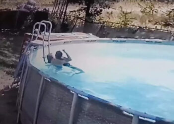 നീന്തല്‍-കുളത്തില്‍-മുങ്ങി-താഴ്ന്ന-അമ്മയ്ക്ക്-രക്ഷകനായി-പത്ത്-വയസുകാരന്‍;-സിസിടിവിയില്‍-പതിഞ്ഞത്-അമ്പരിപ്പിക്കുന്ന-ദൃശ്യങ്ങള്‍