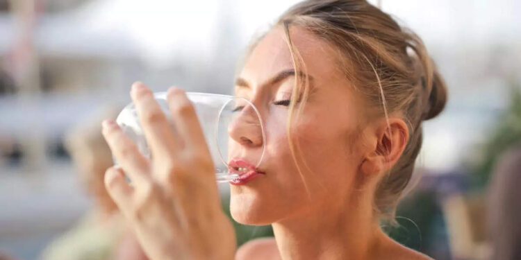 side-effects-of-water:-വെള്ളം-കുടിക്കുന്നത്-നല്ലതുതന്നെ,-എന്നാല്‍-അമിതമായാല്‍?