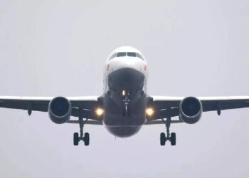 വിമാന-യാത്രയ്ക്കിടെ-കരഞ്ഞ്-കുഞ്ഞ്;-തോളിലിട്ട്-ആശ്വസിപ്പിച്ച്-വിമാന-ജീവനക്കാരന്‍,-ഹൃദ്യം-ഈ-കാഴ്ച