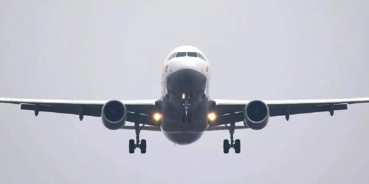 വിമാന-യാത്രയ്ക്കിടെ-കരഞ്ഞ്-കുഞ്ഞ്;-തോളിലിട്ട്-ആശ്വസിപ്പിച്ച്-വിമാന-ജീവനക്കാരന്‍,-ഹൃദ്യം-ഈ-കാഴ്ച