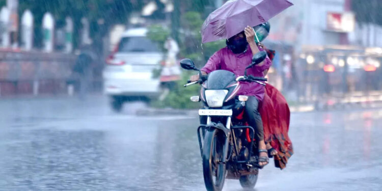 ഇന്നും-മഴ-കനക്കും,-ഒപ്പം-ഇടിമിന്നലും;-3-ജില്ലകളിൽ-ഓറഞ്ച്-അലർട്ട്,-8-ഇടത്ത്-യെല്ലോ-അലർട്ട്