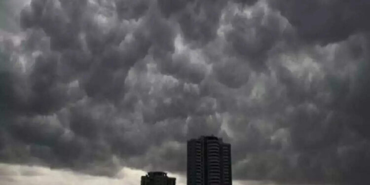 ലക്ഷദ്വീപിനു-സമീപം-ചക്രവാതച്ചുഴി;-കേരളത്തില്‍-5-ദിവസം-ഒറ്റപ്പെട്ട-ശക്തമായ-മഴയ്ക്കു-സാധ്യത