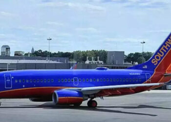 യാത്രക്കാരുടെ-ഫോണില്‍-അപ്രതീക്ഷിതമായി-നഗ്നചിത്രങ്ങള്‍,-വിമാനം-പറത്തില്ലെന്ന്-പറഞ്ഞ്-പൈലറ്റ്;-പിന്നെ-സംഭവിച്ചത്