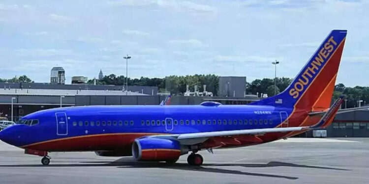 യാത്രക്കാരുടെ-ഫോണില്‍-അപ്രതീക്ഷിതമായി-നഗ്നചിത്രങ്ങള്‍,-വിമാനം-പറത്തില്ലെന്ന്-പറഞ്ഞ്-പൈലറ്റ്;-പിന്നെ-സംഭവിച്ചത്