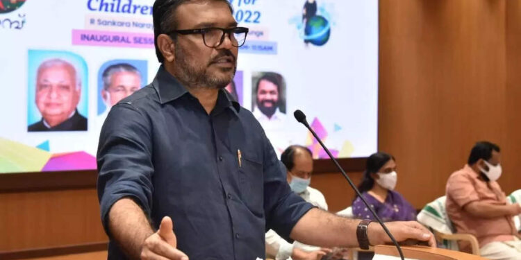 സത്യപ്രതിജ്ഞ-ചെയ്ത്-എംബി-രാജേഷ്;-അപൂർവമായ-മറ്റൊരു-സ്ഥാനമാറ്റം-കൂടി;-വകുപ്പുകൾ-മുഖ്യമന്ത്രി-തീരുമാനിക്കും