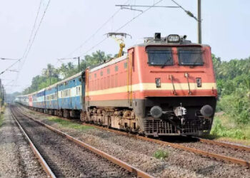 അതിവേഗത്തില്‍-പാഞ്ഞ-ട്രെയിനിന്-അടിയില്‍-നിന്ന്-മധ്യവയസ്‌കന്-അത്ഭുത-രക്ഷപ്പെടല്‍;-വീഡിയോ-ഇതാ