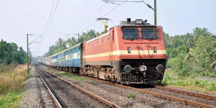 അതിവേഗത്തില്‍-പാഞ്ഞ-ട്രെയിനിന്-അടിയില്‍-നിന്ന്-മധ്യവയസ്‌കന്-അത്ഭുത-രക്ഷപ്പെടല്‍;-വീഡിയോ-ഇതാ