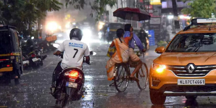 ചക്രവാതച്ചുഴി,-ന്യൂനമർദ്ദം;-കനത്ത-മഴയിൽ-ഓണം-വെള്ളത്തിലാകുമോ?-ഓറഞ്ച്-–-യെല്ലോ-അലേർട്ടുകൾ-പ്രഖ്യാപിച്ചു