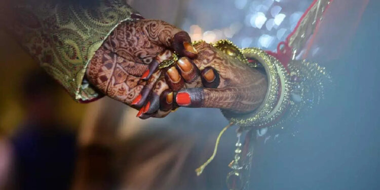 ആദ്യ-ഭാര്യ-പൊലീസുമായെത്തി;-രണ്ടാം-വിവാഹത്തിന്റെ-വേദിയില്‍-നിന്ന്-ജീവനും-കൊണ്ട്-ഓടി-വരന്‍