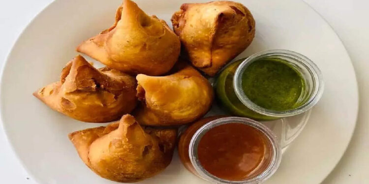 ഓര്‍ഡര്‍-ചെയ്ത-സമോസയ്‌ക്കൊപ്പം-സ്പൂണും-പ്ലേറ്റും-കിട്ടിയില്ല;-മധ്യപ്രദേശില്‍-മുഖ്യമന്ത്രിയുടെ-ഹെല്‍പ്പ്-ലൈനിലേക്ക്-പരാതി