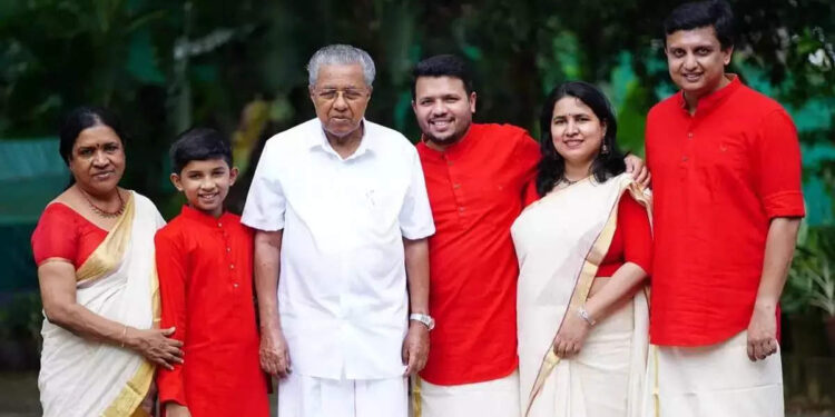 ‘ഓണക്കോടി-അണിഞ്ഞ്-കുടുംബത്തോടൊപ്പം-മുഖ്യമന്ത്രി’,-ചിത്രം-പങ്കുവെച്ച്-മുഹമ്മദ്-റിയാസ്