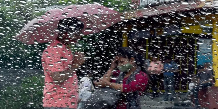 ന്യൂനമർദ്ദം,-മൺസൂൺ-പാത്തി;-സംസ്ഥാനത്ത്-ഞായറാഴ്ചവരെ-ശക്തമായ-മഴ-തുടരും;-മത്സ്യബന്ധനത്തിന്-വിലക്ക്