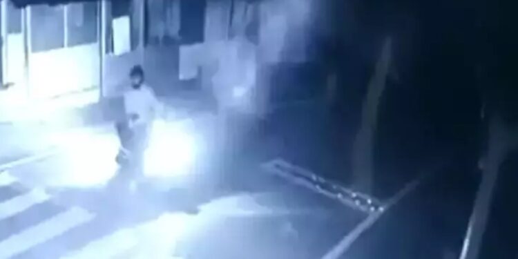 എകെജി-സെന്റർ-ആക്രമണവും-കഴക്കൂട്ടം-മേനകുളം-സംഘവും