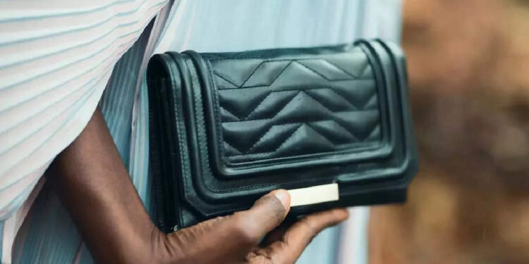 ഹാന്‍ഡ്ബാഗ്-തോക്കും-കമ്മലില്‍-ജിപിഎസ്-ട്രാക്കറും;-സ്ത്രീകളുടെ-സുരക്ഷയ്ക്കായി-യുവാവിന്റെ-പുത്തന്‍-കണ്ടുപിടിത്തം