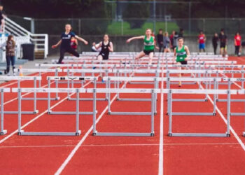 ആദ്യം-വീണു,-പിന്നെ-ഓടി-ഒന്നാമത്-എത്തി;-പെണ്‍കുട്ടിയെ-അഭിനന്ദിച്ച്-സോഷ്യല്‍-മീഡിയ