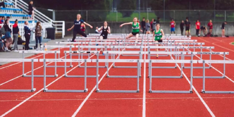 ആദ്യം-വീണു,-പിന്നെ-ഓടി-ഒന്നാമത്-എത്തി;-പെണ്‍കുട്ടിയെ-അഭിനന്ദിച്ച്-സോഷ്യല്‍-മീഡിയ