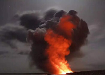 പൊട്ടിത്തെറിച്ച്-അഗ്നിപര്‍വ്വതം;-ചിത്രങ്ങള്‍-പകര്‍ത്തി-സഞ്ചാരികള്‍,-ഭിന്നാഭിപ്രായവുമായി-സോഷ്യല്‍-മീഡിയ